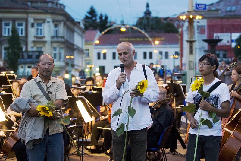 Zahájení expozice kamenných plastik, vytvořených na mezinárodním sochařském sympóziu v Hořicích, na Tylově nábřeží a náměstí Svobody v Hradci Králové.