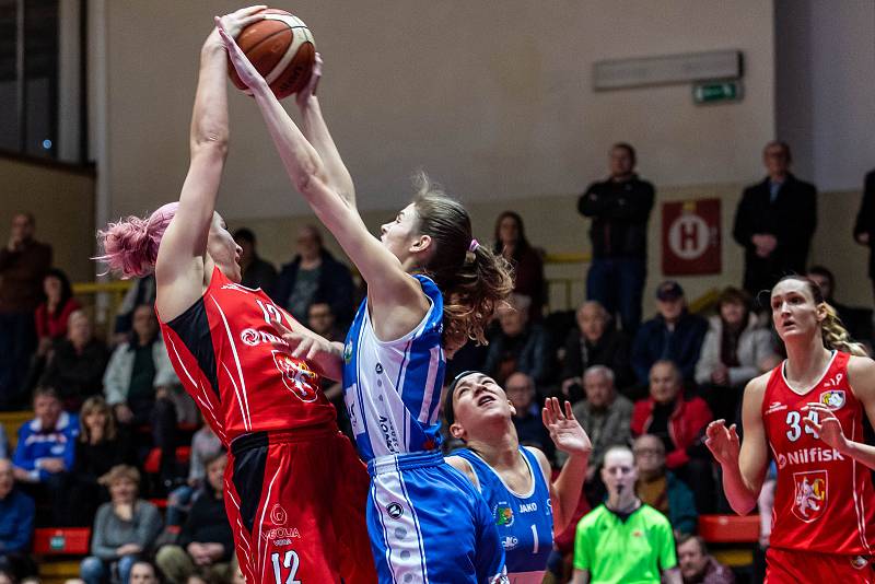 Ženská basketbalová liga: Sokol Nilfisk Hradec Králové - BK Loko Trutnov.