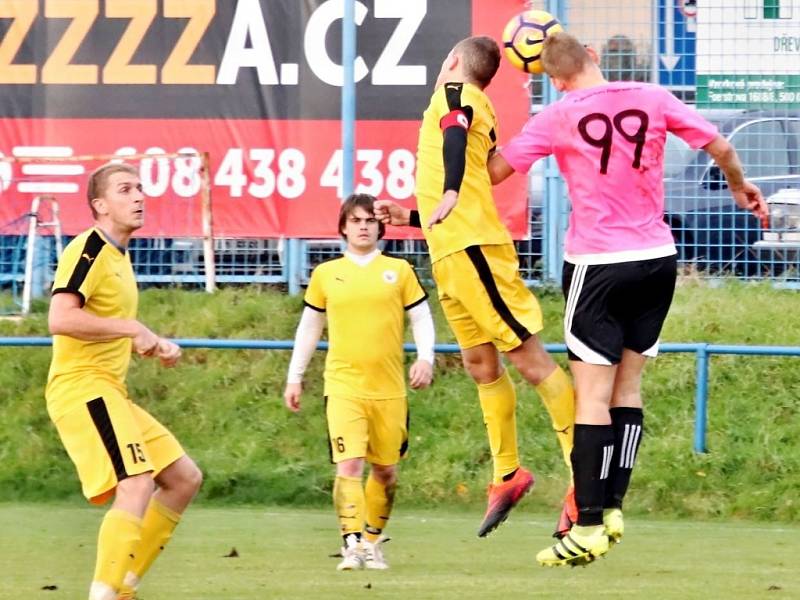 Bratři David a Pavel Drozdovi jako fotbalisté hradecké Lokomotivy (v růžovém).