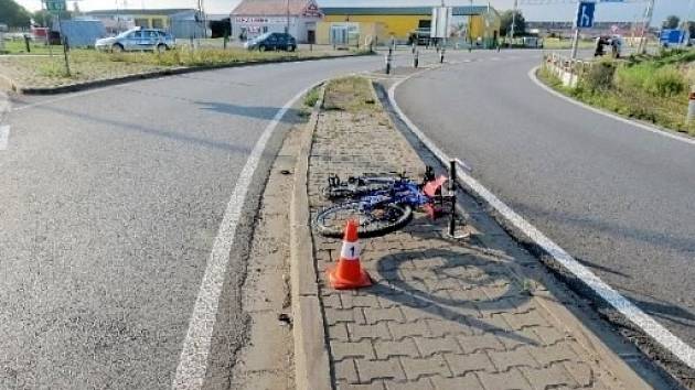 Jízdní kolo cyklistky po kolizi s nákladním vozidlem.