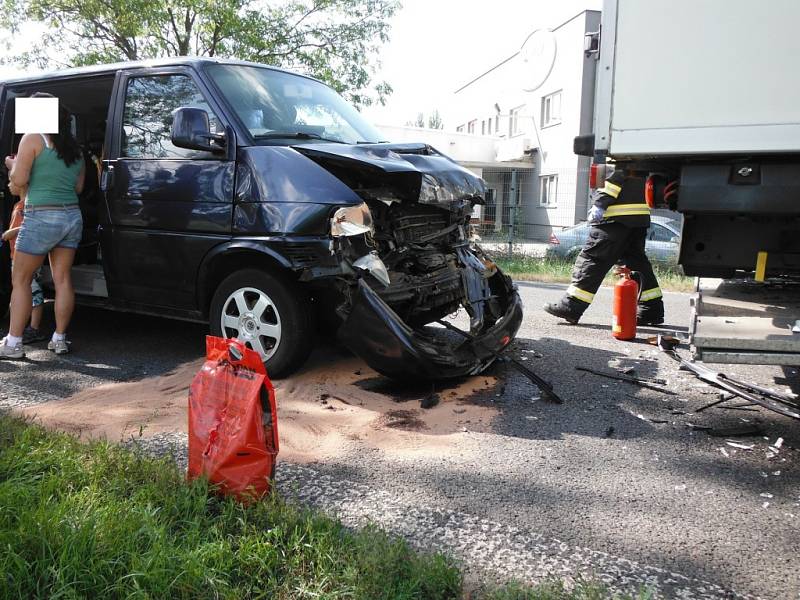 Dopravní nehoda dodávky a nákladního automobilu v Sadové.