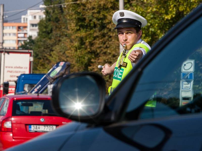 Dopravní policisté při řízení dopravy na křižovatce ulic Hradecká - Sokolská (tzv. Mileta) v Hradci Králové v rámci 9. ročníku celorepublikové Soutěže dopravních policistů 2016.