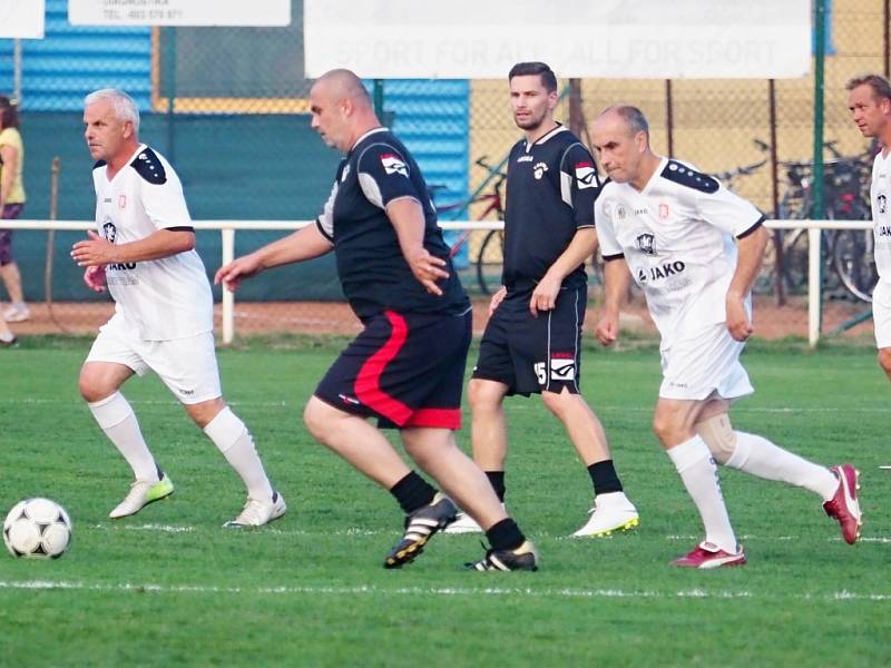 Exhibiční fotbalové utkání starých gard Sokol Třebeš versus FC Hradec Králové.