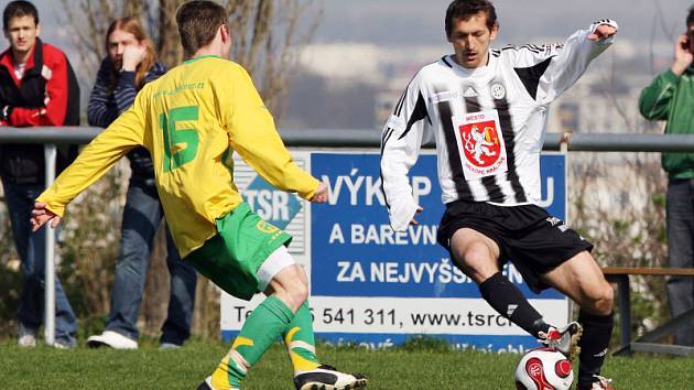 FC Hradec Králové B  : SK Týniště nad Orlicí. Zleva Tomáš Adam a hradecký Ivo Svoboda.