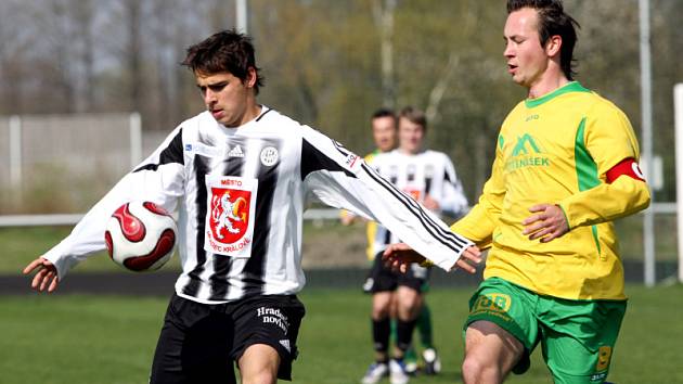 FC Hradec Králové B  : SK Týniště nad Orlicí. Zleva hradecký Richard Bitomský a David Černý.