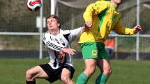 FC Hradec Králové B  : SK Týniště nad Orlicí. Zleva hradecký Petr Veselka a Martin Winkler.