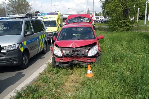 Dvě osobní auta se dopoledne srazila na křižovatce ulic Sokolská a Brněnská.