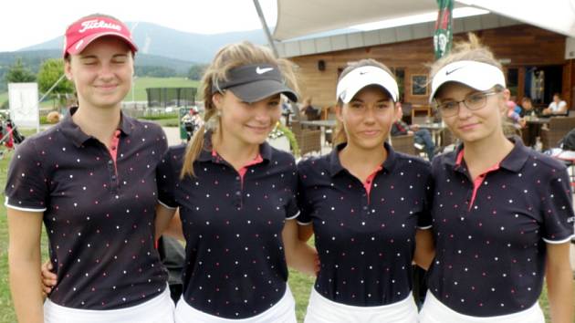 Hradecké golfové dorostenky do 18 let - zleva Harcubová, Burdová, Gaislerová a Plachá.