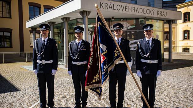 Devatenáct hasičů z Královéhradeckého kraje převzalo od ředitele HZS KHK a hejtmana Martina Červíčka ocenění za zásluhy a věrnost.