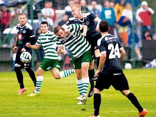 MĚSTSKÝ DUEL vyzněl pro FC Hradec Králové, záložník Jan Hable (v tmavém) si naskočil na protihráče z Olympie. 