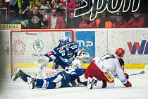 Semifinále Generali play off hokejové extraligy: Mountfield HK - HC Kometa Brno.