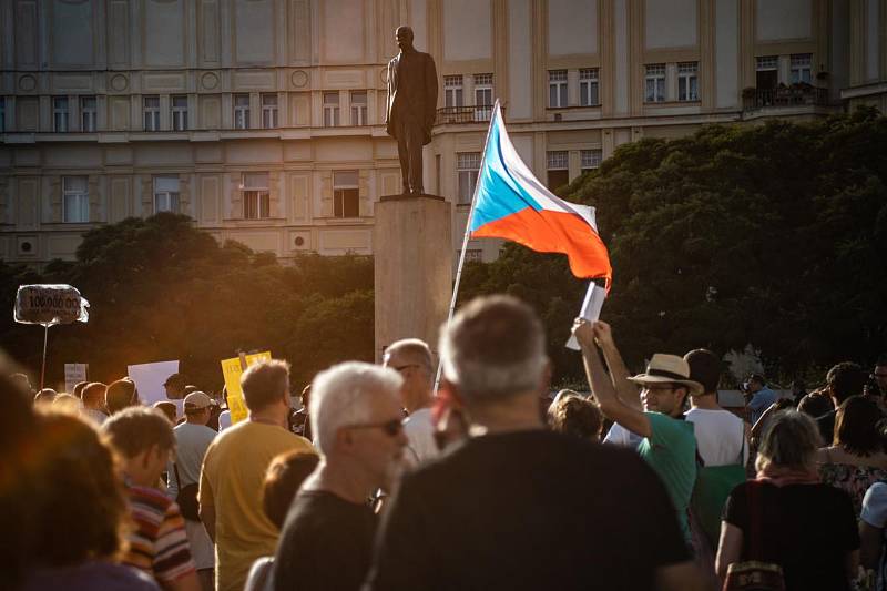 Na Masarykově náměstí v Hradci Králové se v úterý podle organizátorů sešlo více než tisíc lidí.