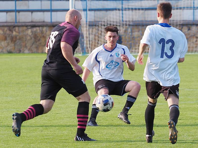 Nový Bydžov B (v bílém) versus Prasek 2:2.