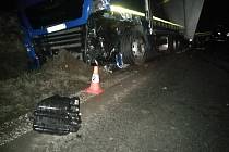 Osudná nehoda kamionu a osobního vozidla u Holohlav.