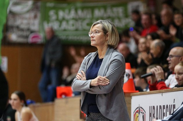 Hradecká trenérka Romana Ptáčková nemohla uvěřit, co se s týmem dělo ve druhé čtvrtině.