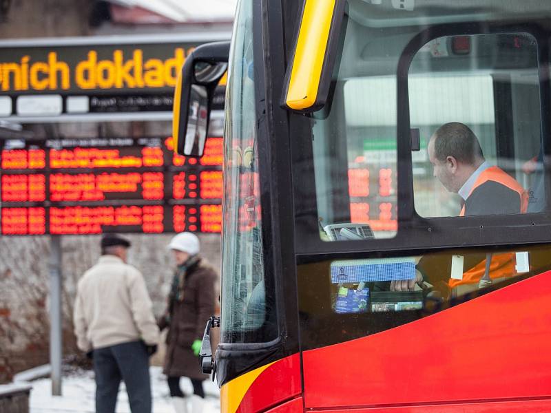 Výstražná akce řidičů autobusů „Vesty pro Hradec“.