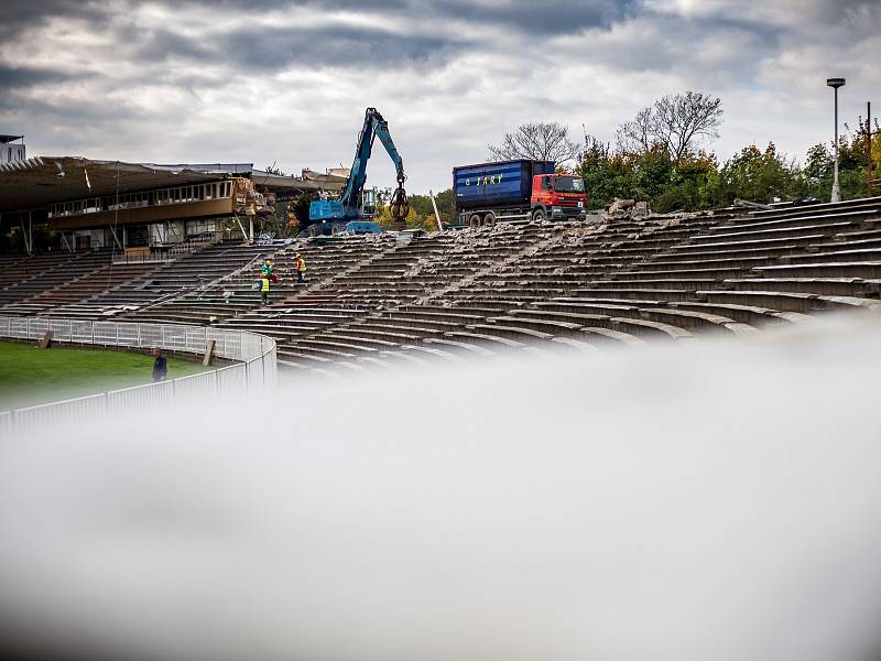 Demolice tribuny na fotbalovém stadionu v Hradci Králové.