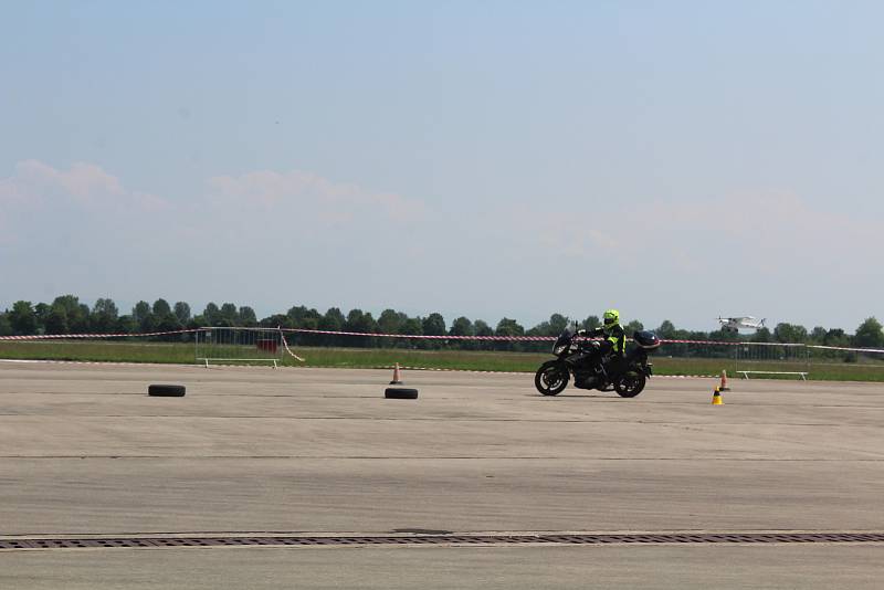 Téměř dvě stovky motorkářek a motorkářů se v sobotu zúčastnily celorepublikové preventivní kampaně Začněme spolu aneb Kolama dolů.