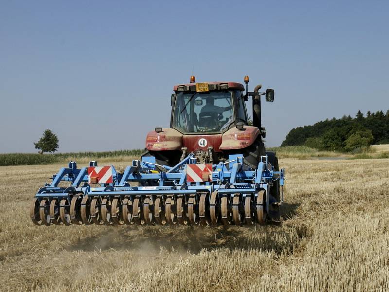 Zemědělská technika na poli v Mžanech na Hradecku.