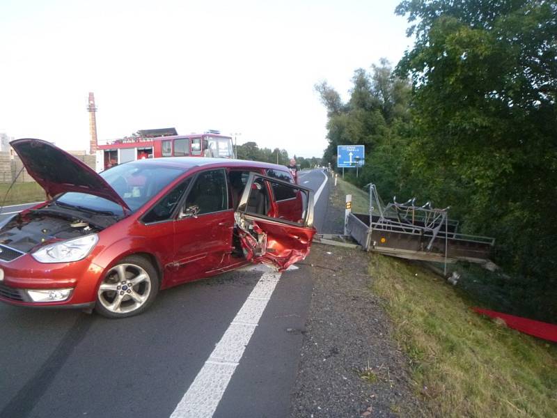 Nehoda tří aut si vyžádala celkem čtyři zraněné.