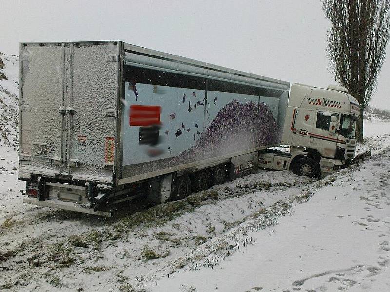 Smrtelná nehoda u Roudnice, při níž zemřel 85-letý řidič osobního vozu (15. 12. 2010).