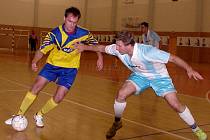 Futsalová II. liga: Salamandr Hradec Králové - Benešov. Na snímku domácí Roman Jelínek (vpravo) v souboji s hostujícím hráčem.