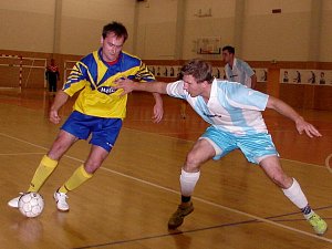 Futsalová II. liga: Salamandr Hradec Králové - Benešov. Na snímku domácí Roman Jelínek (vpravo) v souboji s hostujícím hráčem.