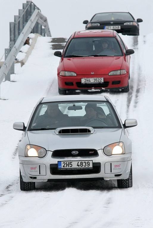 Zimní jízda automobilů na okruhu CzechRing na letišti v Hradci Králové.