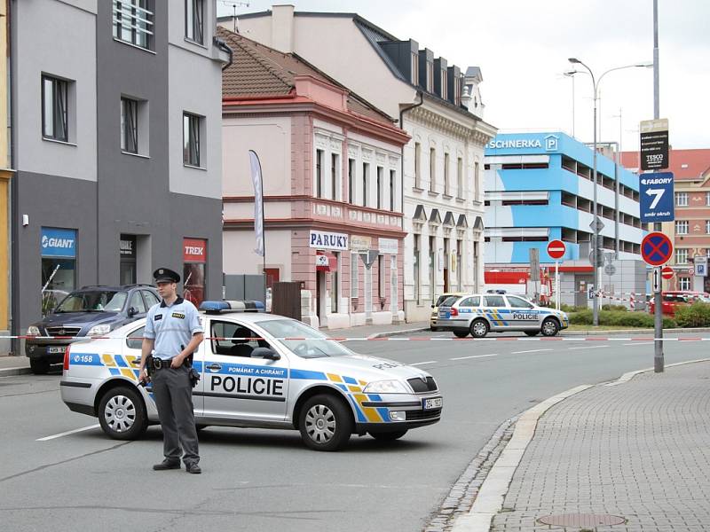 Dočasné uzavření centra Hradce Králové v souvislosti s nahlášením uložení bomby v parkovacím domě Katschnerka.