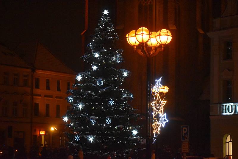 Vánoční jedle na hradeckém Velkém náměstí přilákala stovky lidí.