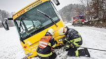 Sněhová kalamita na Královérahdecku. Zapadlý autobus hrozil pádem v obci Dolní Rybníky na Náchodsku z kopce museli ho vyprostit hasiči.