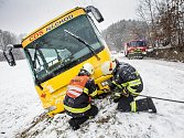 Sněhová kalamita na Královérahdecku. Zapadlý autobus hrozil pádem v obci Dolní Rybníky na Náchodsku z kopce museli ho vyprostit hasiči.