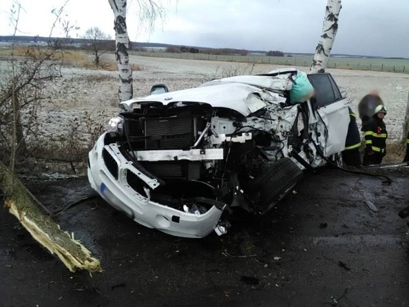 Tragická havárie osobního automobilu u Lužce nad Cidlinou.