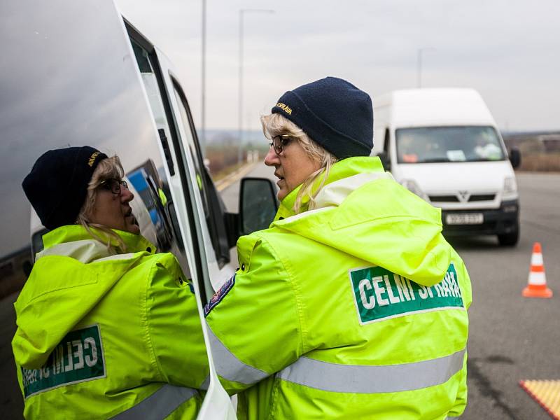 Celníci a policisté při kontrolách vozidel na dálnici D11.