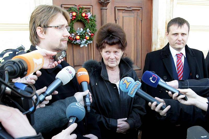 Tiskové konference k vypořádání pozemků pod dálnicí D11 a informací k přípravě výstavby se zúčastnili farmářka Ludmila Havránková, bývalý ministr dopravy Vít Bárta, náměstek Pozemkového fondu Bohuslav Kabátek a Ministr dopravy České republiky Pavel Dobeš.