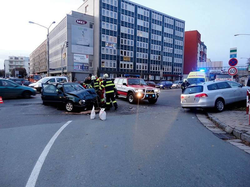 Dopravní nehoda na křižovatce ulic Průmyslová a Resslova v Hradci Králové.