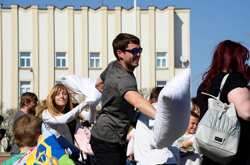 Masarykovo náměstí bylo v sobotu svědkem druhého ročníku hromadné polštářové bitvy