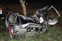 Tragická havárie osobního automobilu na silnici I/33 u obce Bříza nedaleko Všestar.