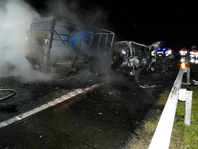 Tragická nehoda s následným požárem uzavřela hradeckou dálnici.