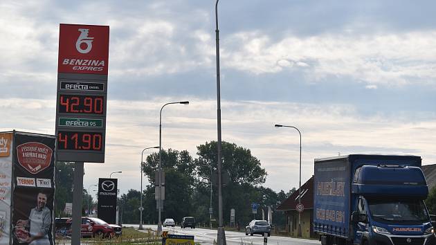 Na některých pumpách v Hradci Králové klesla cena benzinu i pod 42 korun za litr.
