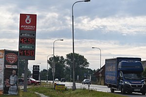 Na některých pumpách v Hradci Králové klesla cena benzinu i pod 42 korun za litr.