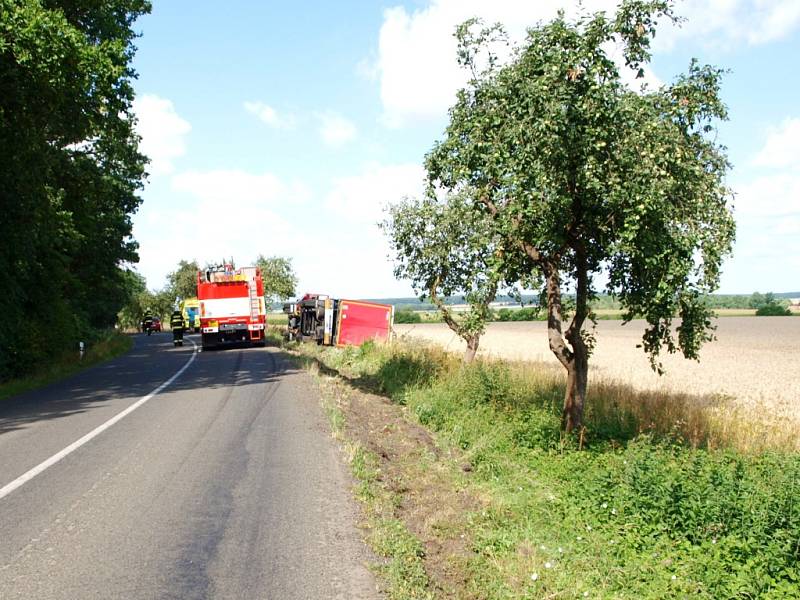 Havárie kamionu u obce Stará Skřeneř.