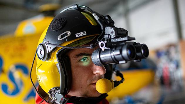 Letecká záchranná služba začla od nového roku i provoz v nočním režimu. Záchranáři a piloti tak pro noční létání používají brýle pro noční vidění.