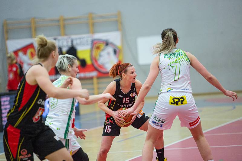 Finálový zápas finálového turnaje Českého poháru basketbalistek v Karlových Varech: KP Brno - Sokol Nilfisk Hradec Králové (v černém).