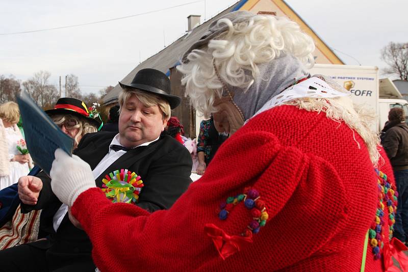 Masopustní průvod v Lochenicích.