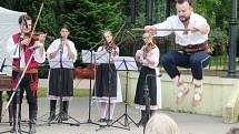 Mezinárodní folklorní festival v královéhradeckých Jiráskových sadech.