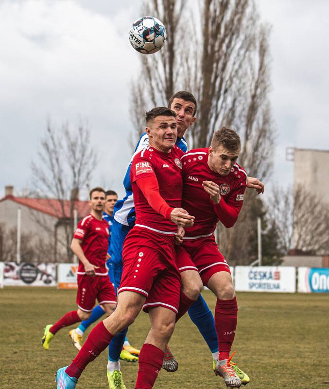 Chrudimský útočník Filip Firbacher v duelu s Vlašimí.