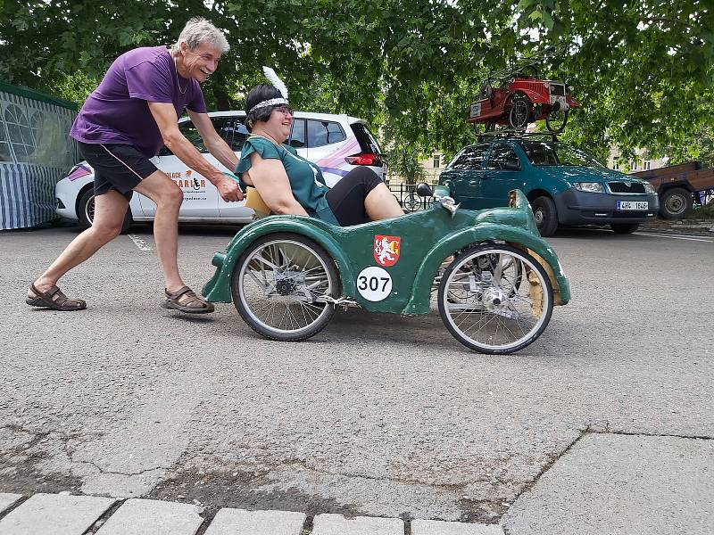 V Hradci Králové se konal závod šlapacích autíček