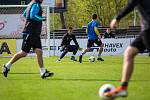 Trénink fotbalistů FC Hradec Králové během nouzového stavu - s omezením počtu hráčů a dezinfekcí míčů.