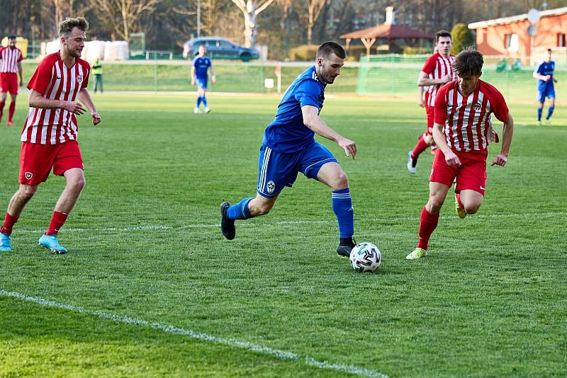 Fotbalisté Trutnova doma zvládli bitvu s týmem Kutné Hory. Dvěma góly duel rozhodl Jakub Slavík (v modrém).